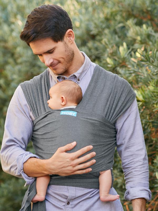 Estilo y confort con el fular de bamb&uacute; Moby Evolution para padres modernos